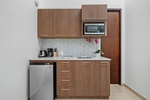 冷蔵庫、電子レンジ、コーヒー / ティーメーカー、調理器具と食器