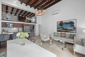 Een televisie en een kantoor