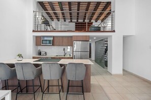 Kühlschrank, Mikrowelle, Herdplatte, Geschirrspüler