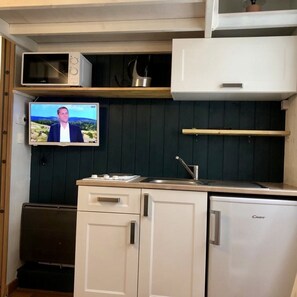 Kjøleskap, mikrobølgeovn, ovn og kokeplater