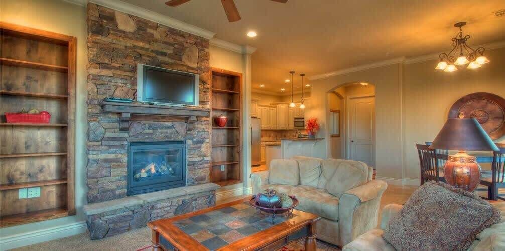 Televisión, chimenea y oficina 