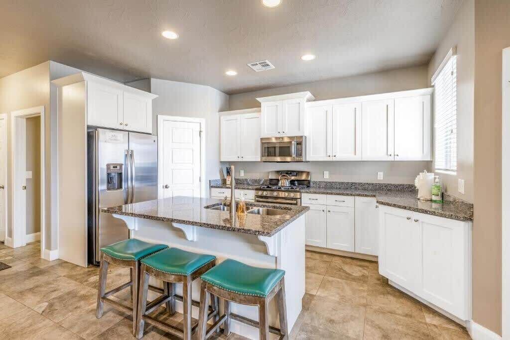 Een koelkast, een magnetron, een oven, een kookplaat