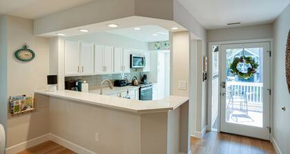 Luxury 4 BR home Pool Pet Friendly Short Walk to Beach Bikes & Beach Gear