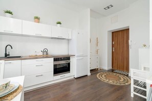 Fridge, oven, stovetop, dishwasher