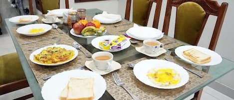 بوفيه فطور مجانًا يوميًا