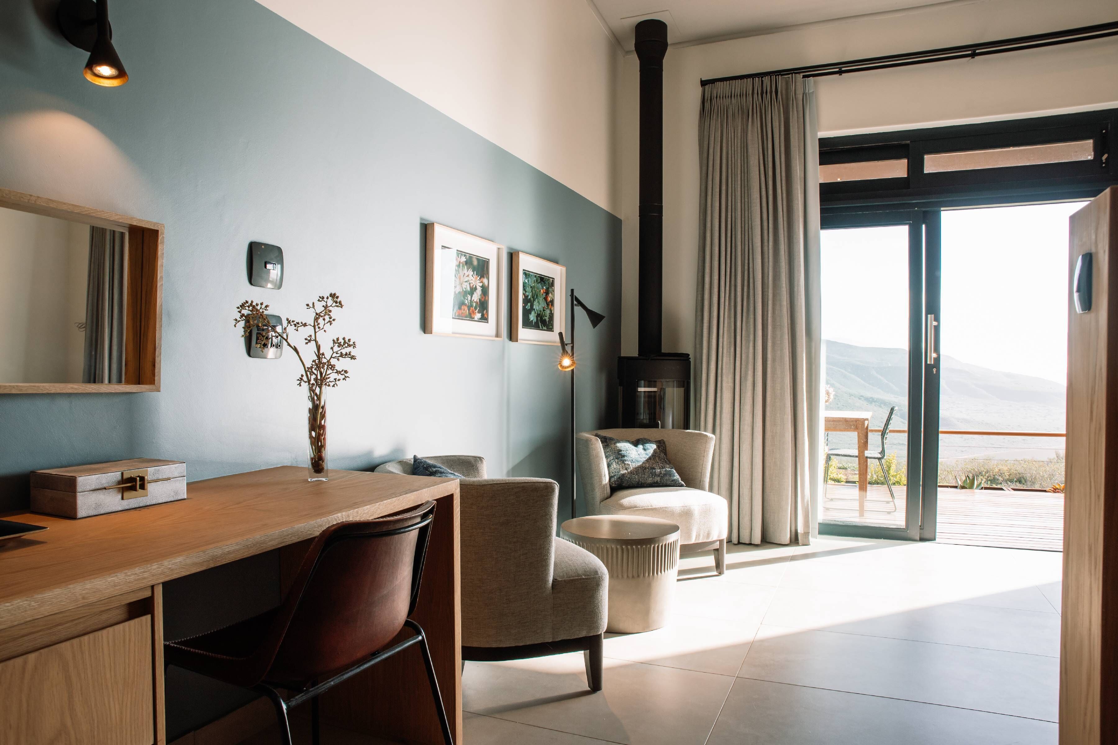 Suite junior, 1 cama King size, vista a la montaña | 1 habitación, minibar, caja de seguridad en la habitación y escritorio 