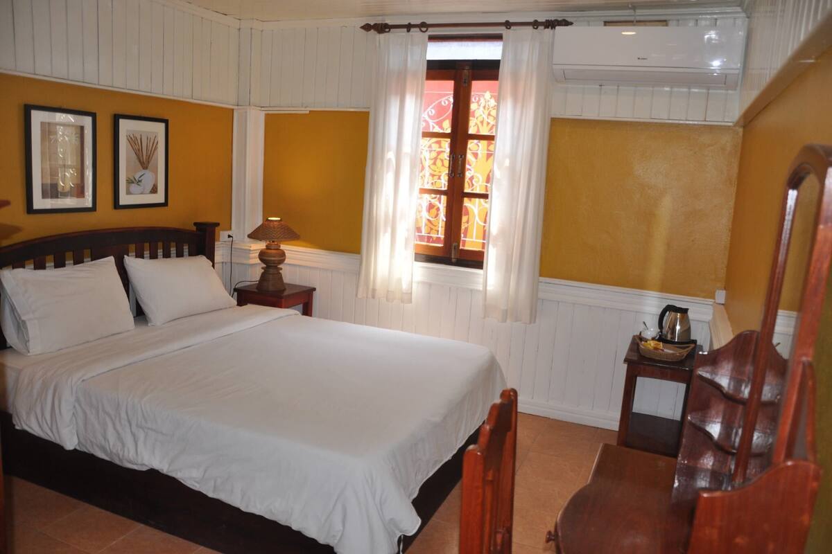 Desk, laptop workspace, free WiFi, bed sheets