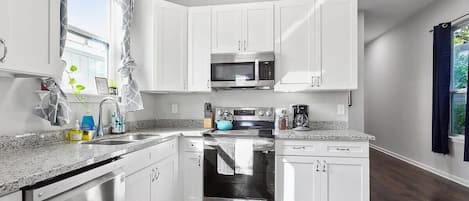 雪櫃、微波爐、焗爐、爐具