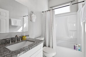 Shower, hair dryer, towels, shampoo - Enormous Colorful New 6br Pad w/ Parking (New Orleans)