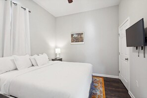 6 bedrooms, iron/ironing board, WiFi - Enormous Colorful New 6br Pad w/ Parking (New Orleans)