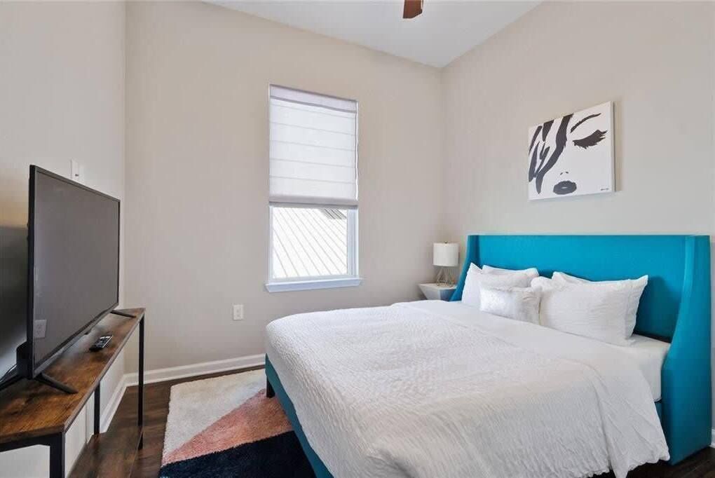 6 slaapkamers, een strijkplank/strijkijzer, wifi