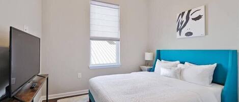 6 slaapkamers, een strijkplank/strijkijzer, wifi