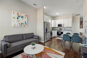 TV, offices - Enormous Colorful New 6br Pad w/ Parking (New Orleans)