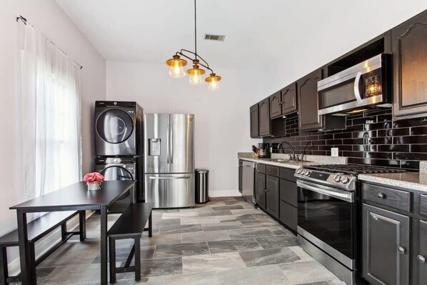 Kühlschrank, Mikrowelle, Ofen, Herdplatte