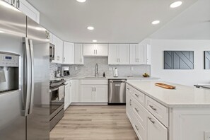 Een koelkast, een microgolfoven, een oven, een vaatwasser