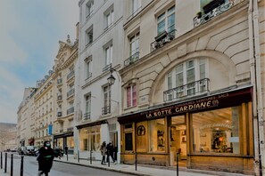 A street view with a boutique storefront named "La Botte Cardiane" featuring mannequins and perfume displays. - Beauquartier - Marais Bourg Tibourg (Paris)