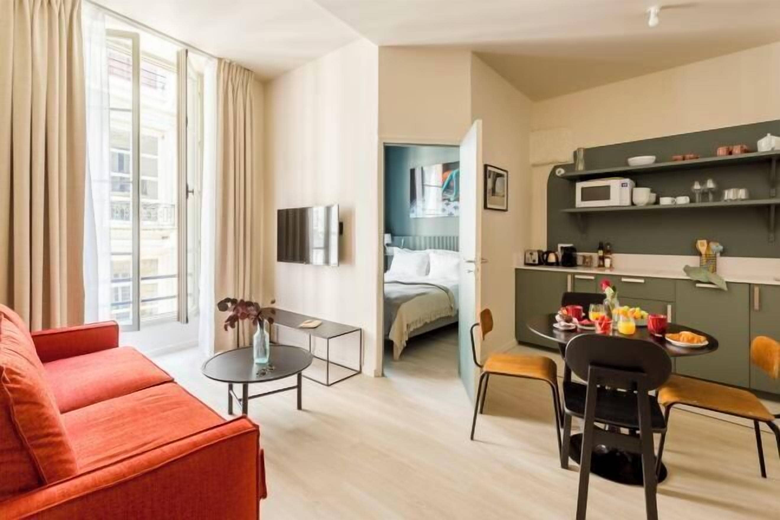 Cortinas blackout, tabla de planchar con plancha y wifi gratis 