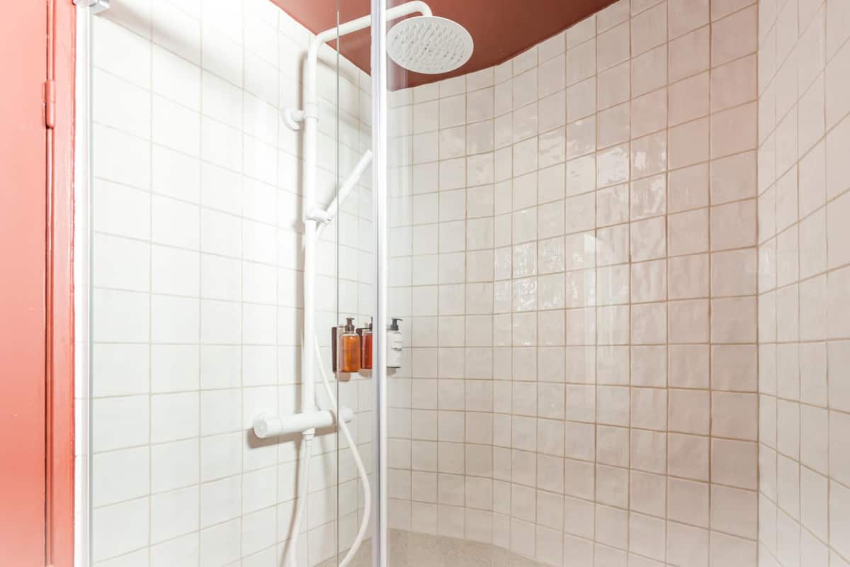 Basic Studio | Bilik Mandi | Pengering rambut, tuala disediakan, sabun, syampu