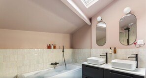 Estudio básico | Baño | Secador de pelo, toallas, jabón y champú