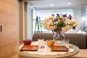 A dining table with a vase of flowers, two cups, and a plate with a napkin. - NEW to our lineup 🎁 Welcome gift | We look forward to your feedback, Akasaka Premier (港区)
