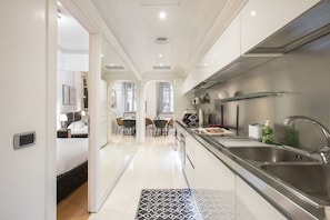 Jääkaappi, mikroaaltouuni, uuni, liesi