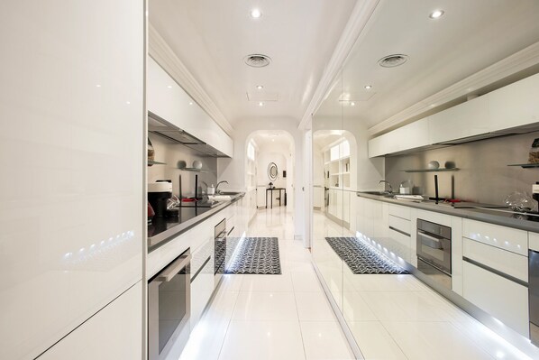 Jääkaappi, mikroaaltouuni, uuni, liesi