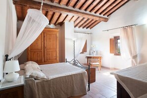 3 habitaciones, tabla de planchar con plancha, wifi y ropa de cama 