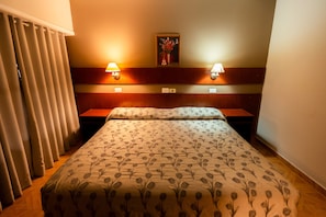 In-room safe, bed sheets - Hotel Tropical Iguazu (Puerto Iguazú)
