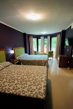 In-room safe, bed sheets - Hotel Tropical Iguazu (Puerto Iguazú)