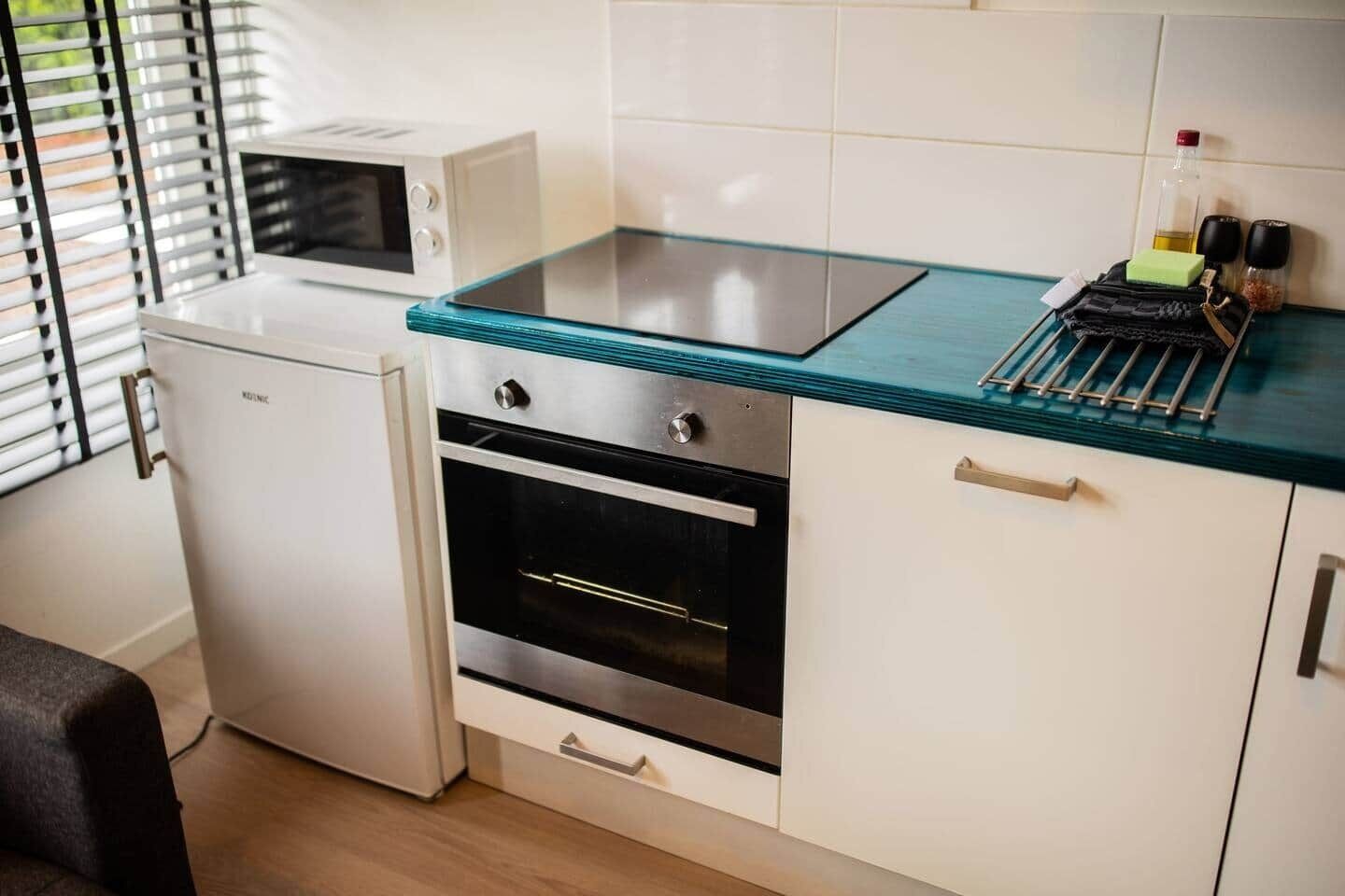 Jääkaappi, mikroaaltouuni, uuni, liesi