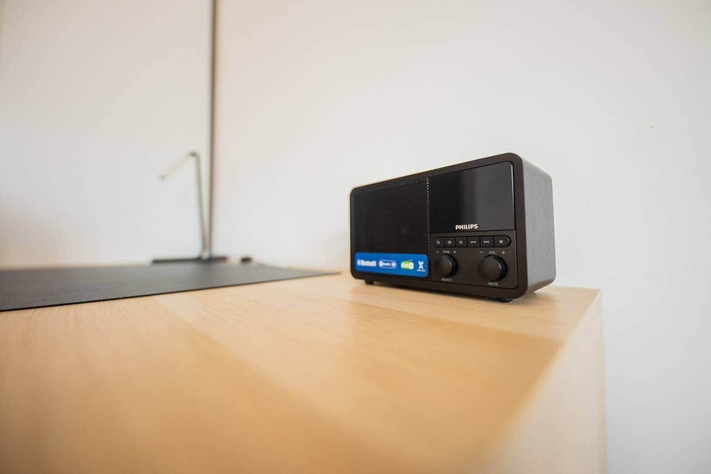 Un radio Philips sobre una mesa de madera.