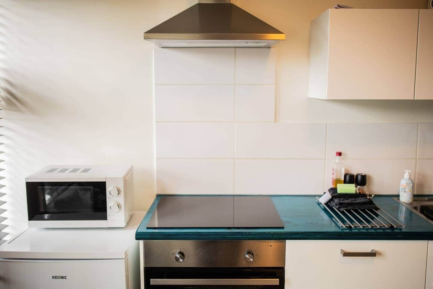 Køleskab, mikrobølgeovn, ovn, kogeplade