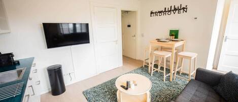 Een televisie, een stereo en een kantoor