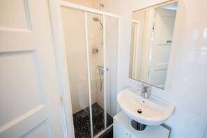 Shower, free toiletries, hair dryer
