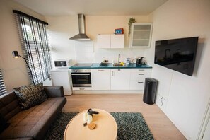 Jääkaappi, mikroaaltouuni, uuni, liesi