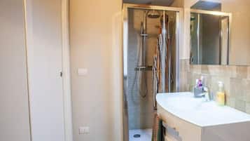 Doccia, asciugacapelli, bidet, asciugamani