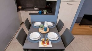 Een moderne keuken met een eethoek.