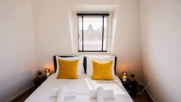 Escritorio, tabla de planchar con plancha, wifi y ropa de cama