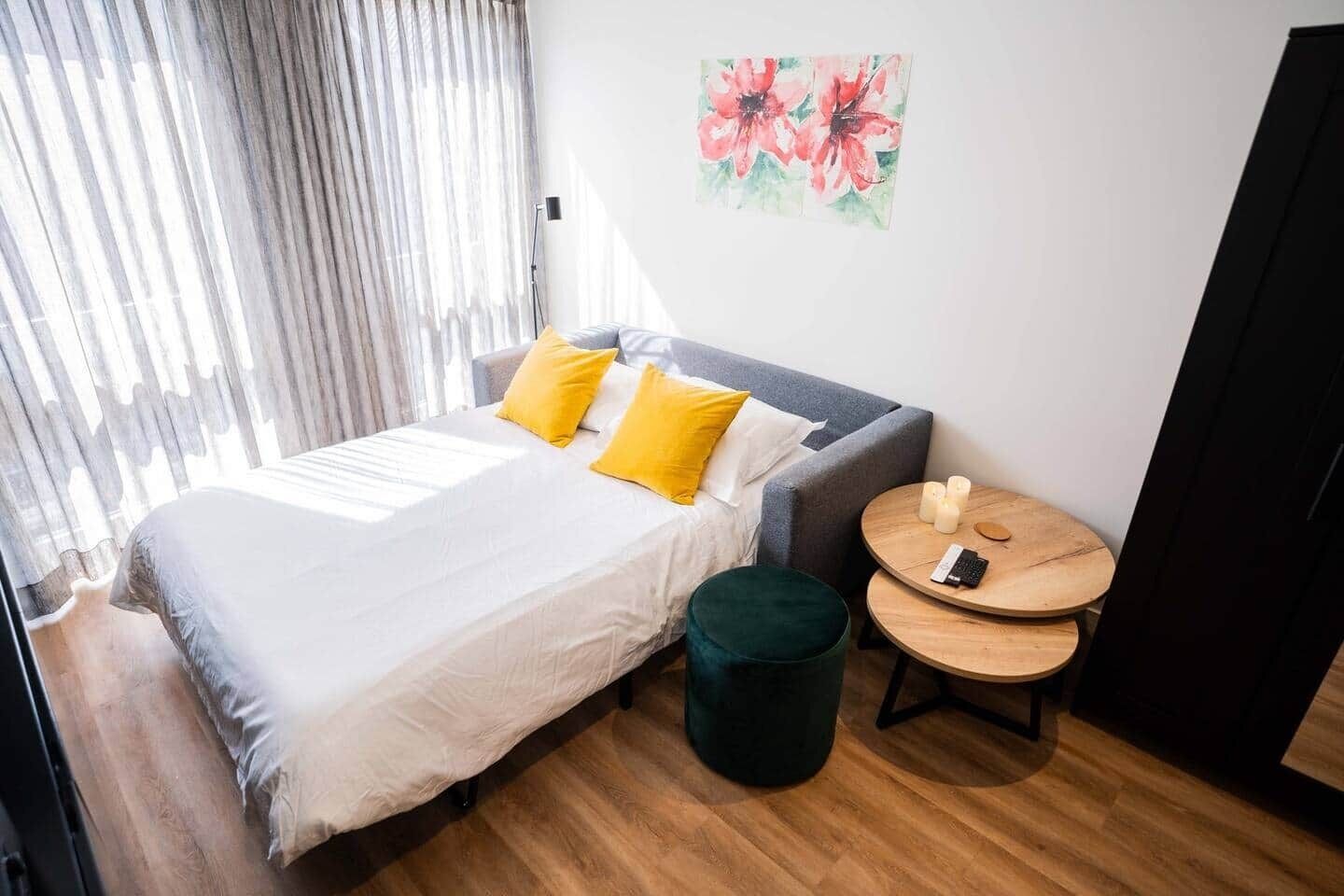 Desk, iron/ironing board, WiFi, bed sheets