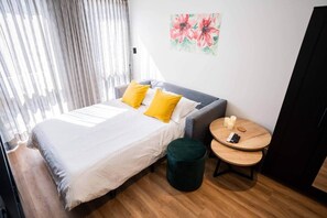 Escritorio, tabla de planchar con plancha, wifi y ropa de cama 