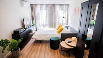 Desk, iron/ironing board, WiFi, bed sheets