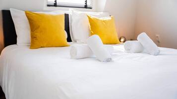 Escritorio, tabla de planchar con plancha, wifi y ropa de cama