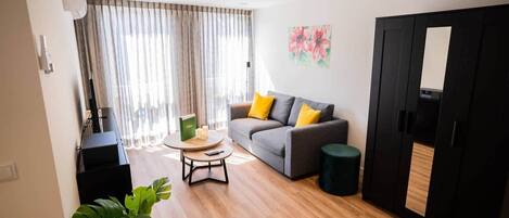 Televisie, een stereo en een kantoor