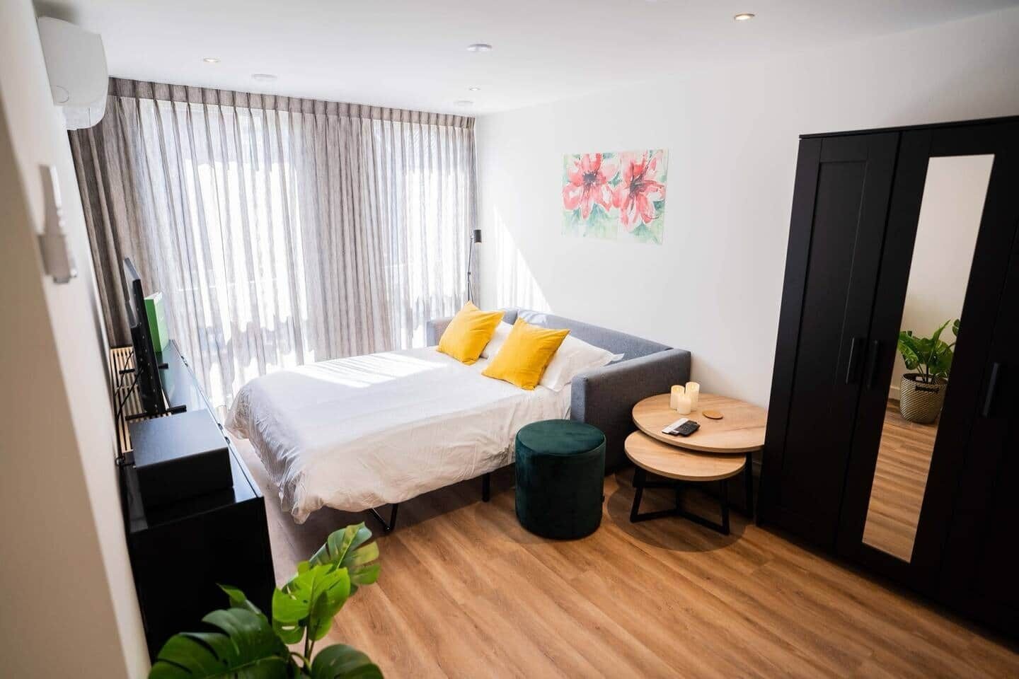 Escritorio, tabla de planchar con plancha, wifi y ropa de cama
