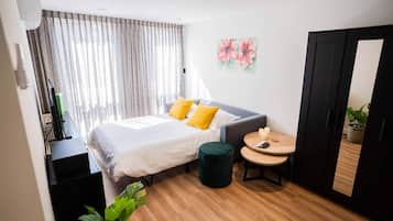 Escritorio, tabla de planchar con plancha, wifi y ropa de cama