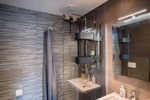 Douche, sèche-cheveux