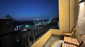 King Room With Pyramids View | 埃及棉床单、高档床上用品、羽绒被、迷你吧