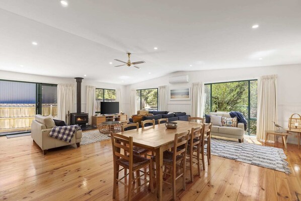 TV, fireplace - Charming Cedar Cottage (Anglesea)