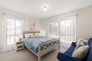 3 bedrooms, WiFi - Charming Cedar Cottage (Anglesea)