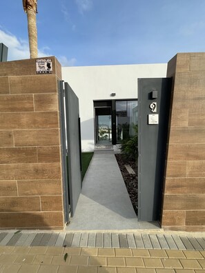 Exterior detail - Villa Aphrae, Villa de Standing Moderne et Conviviale Proximité mer et Montagne (Finestrat)